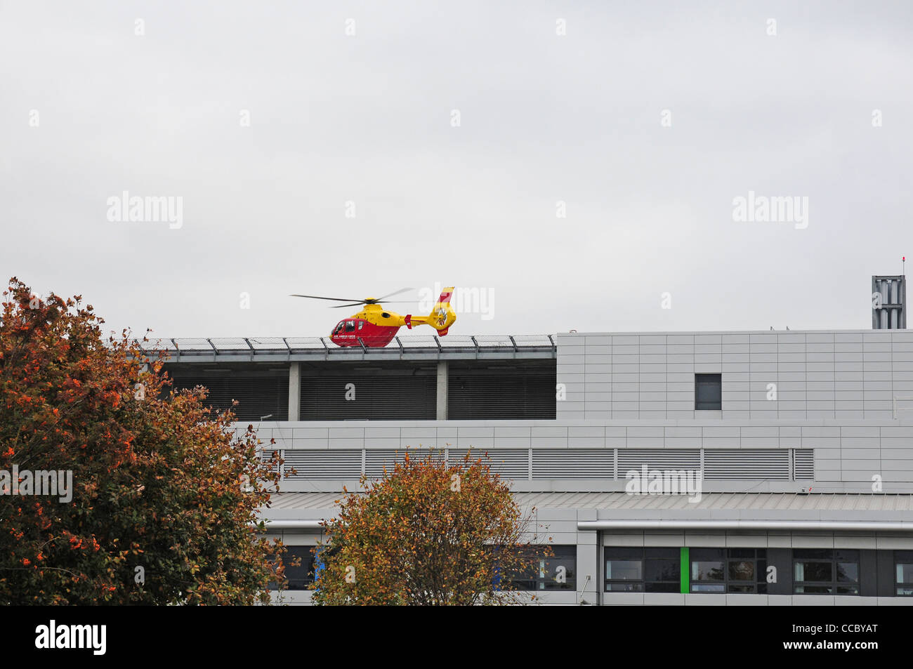 Hampshire et l'île de Wight Air Ambulance sur l'hélisurface à Queen Alexandra Hospital Cosham. Banque D'Images