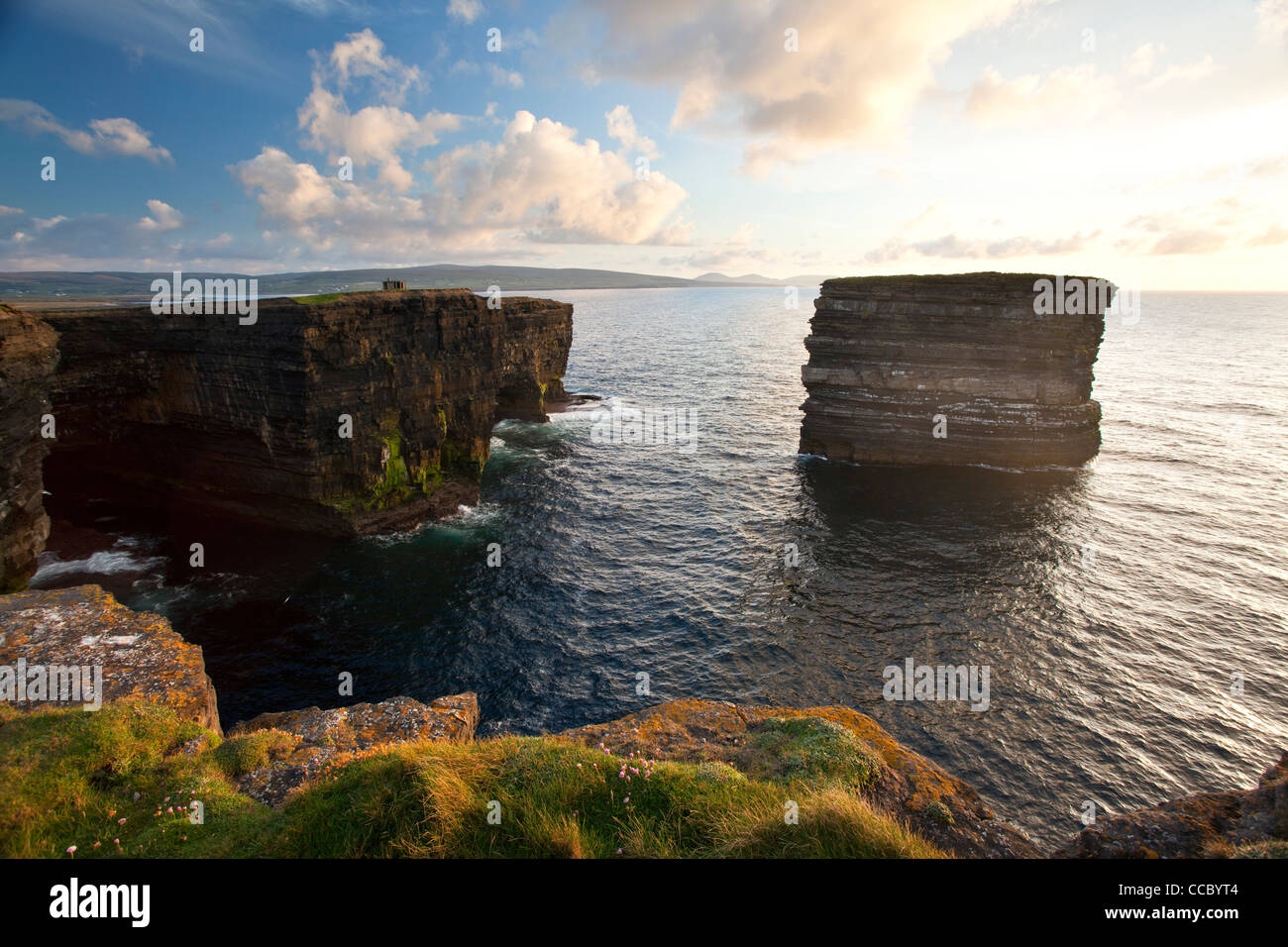 Soir sur la tête et Dun Briste Downpatrick seastack, Comté de Mayo, Irlande. Banque D'Images