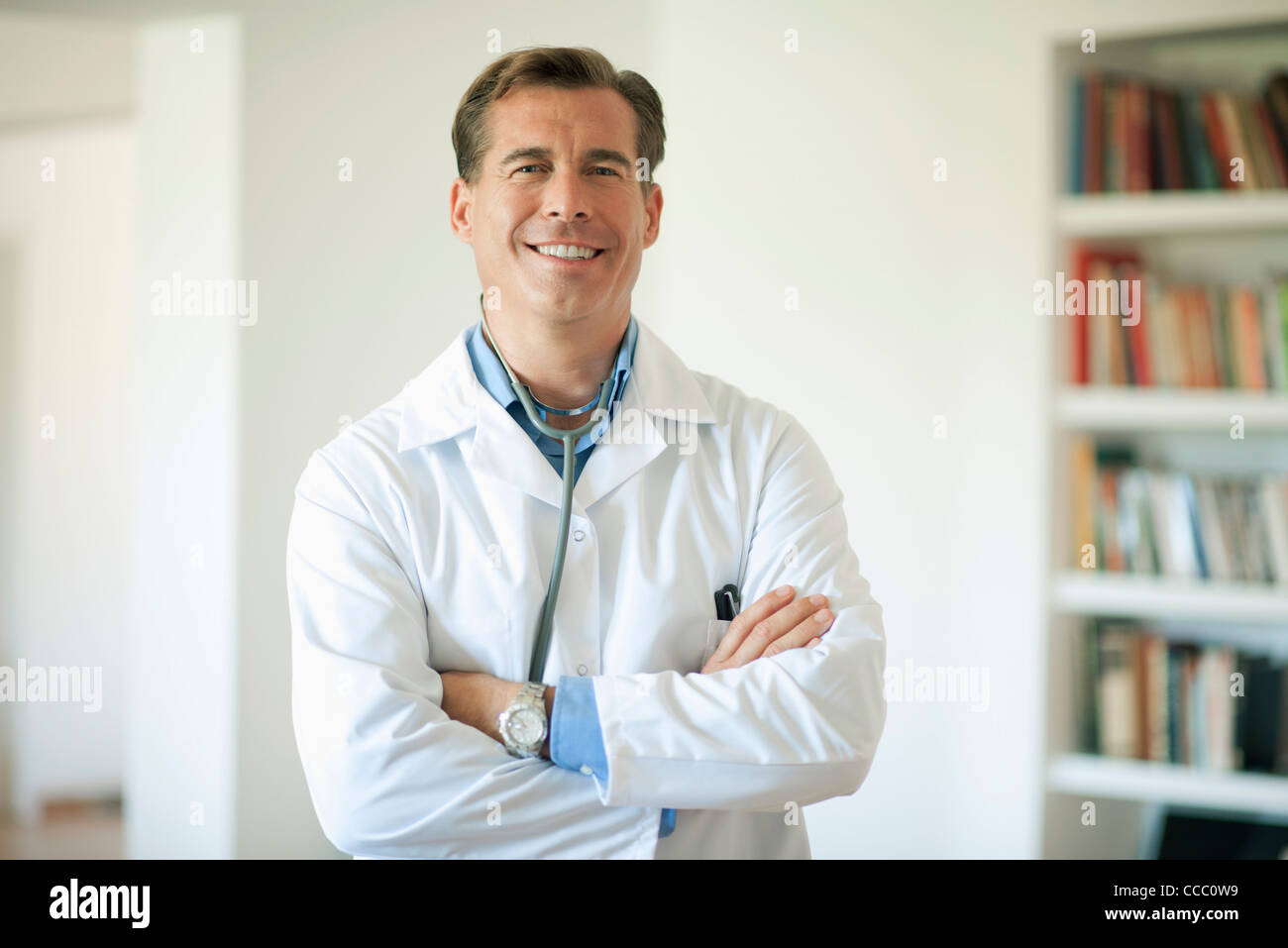 Médecin avec bras croisés, portrait Banque D'Images