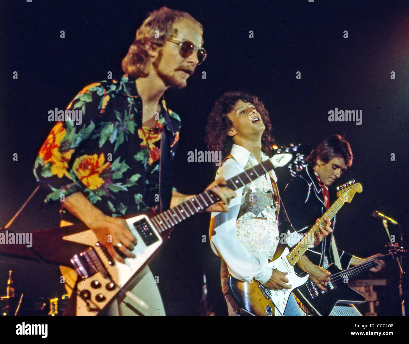 WISHBONE ASH UK rock group à propos de 1975 avec Andy Powell à gauche Banque D'Images