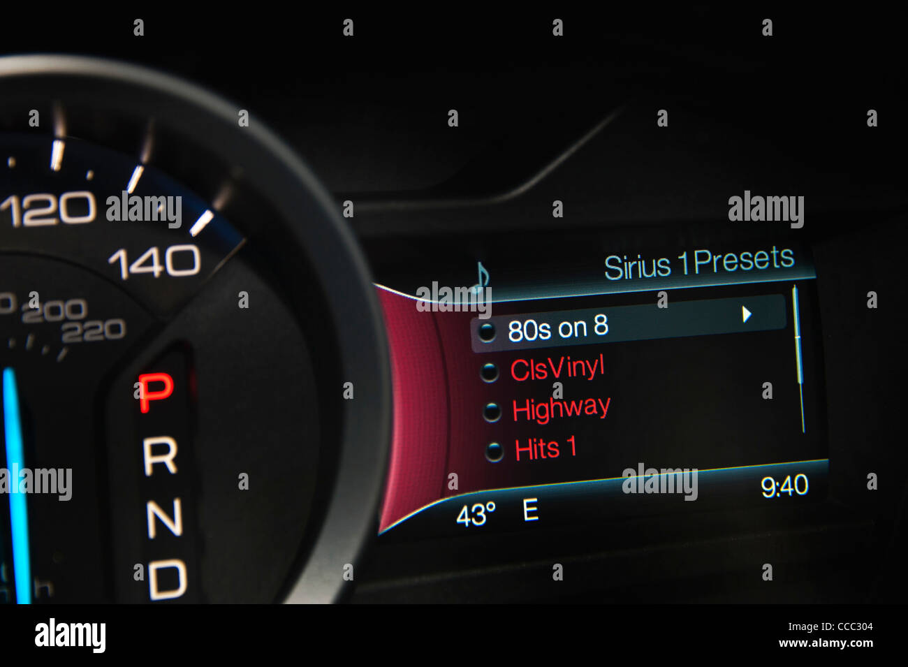 L'affichage de la radio Sirius sur le tableau de bord de voiture moderne Banque D'Images