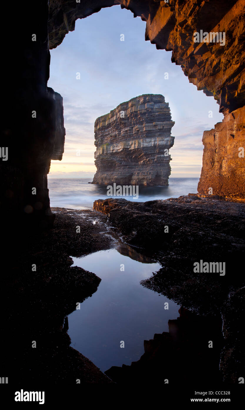 Dun Briste vu seastack à partir d'une grotte sous Downpatrick Head, dans le comté de Mayo, Irlande. Banque D'Images