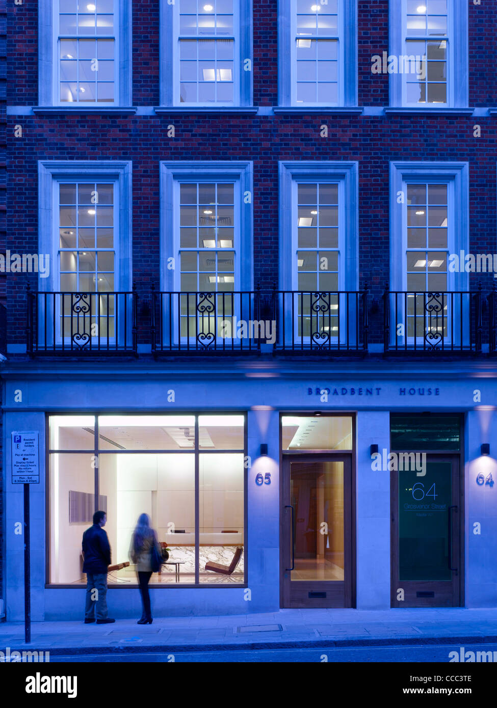 Un nouveau bâtiment a été inséré derrière la façade de ce premier Adresse Dans Grosvenor Street, Central London, UK. L Banque D'Images