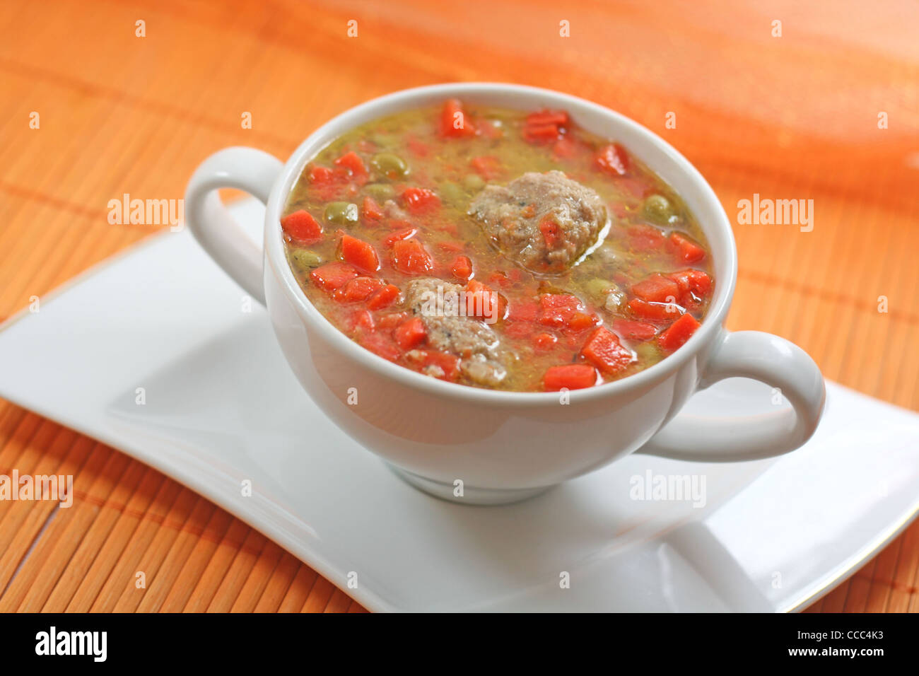 Boulettes faites maison et soupe de légumes, dans une tasse de soupe blanche Banque D'Images