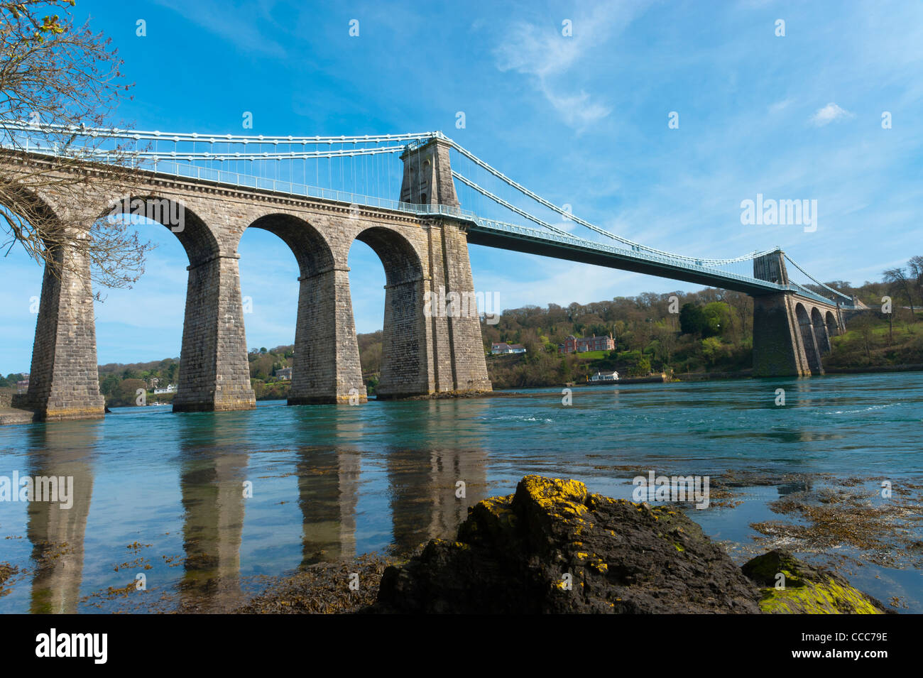 Détroit de Menai Menai Bridge au Nord du Pays de Galles au Royaume-Uni. Prise sur le côté d'Anglesey Banque D'Images