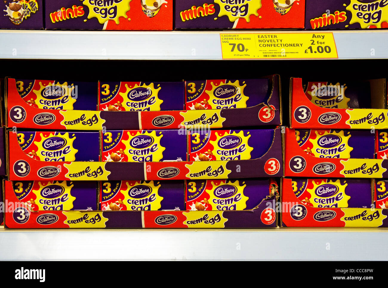 Cadbury creme oeufs sur une étagère de supermarché, UK Banque D'Images
