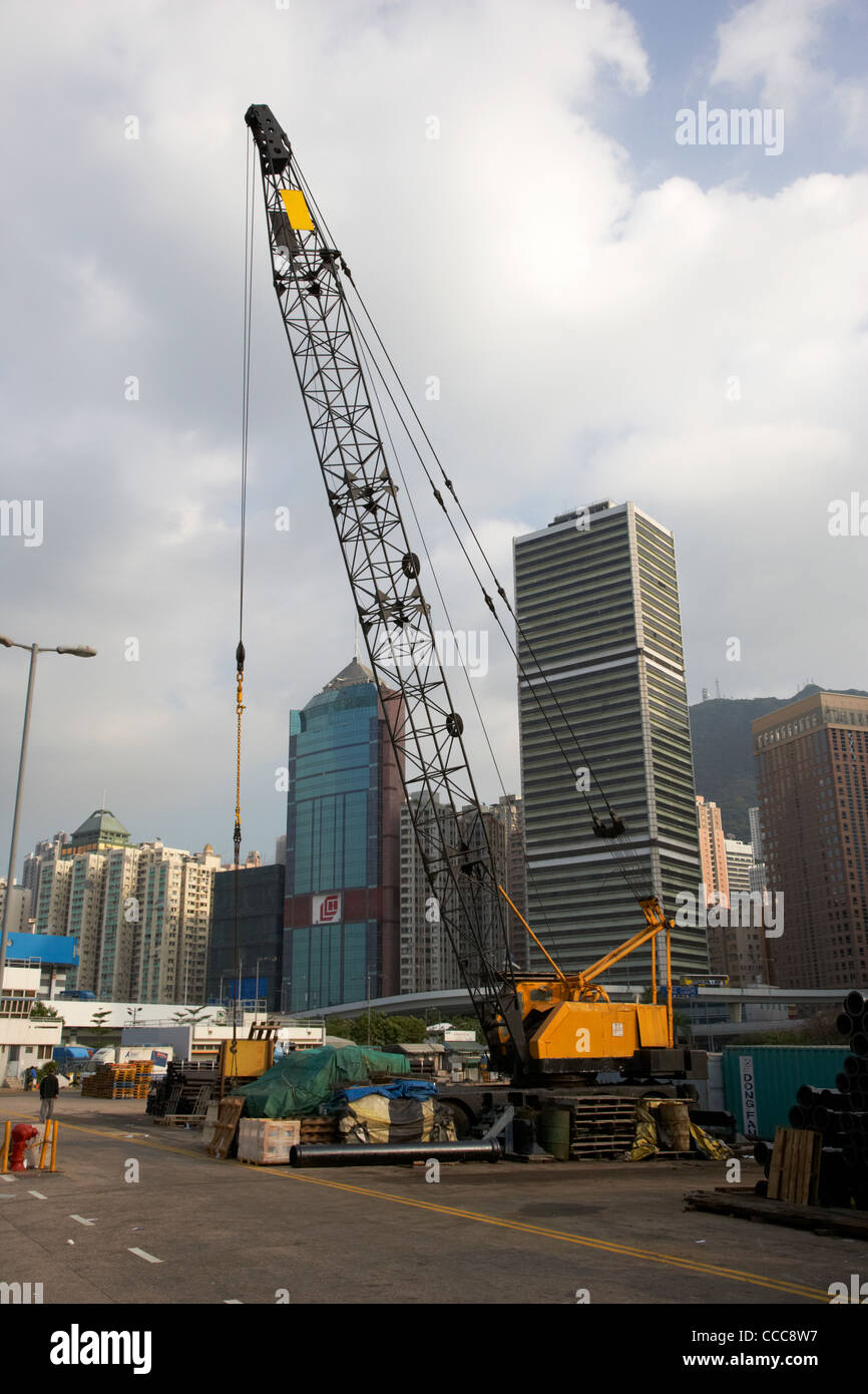 Crane décharger des cargaisons dans petit embarcadère dans western district hong kong Hong Kong Chine Asie Banque D'Images