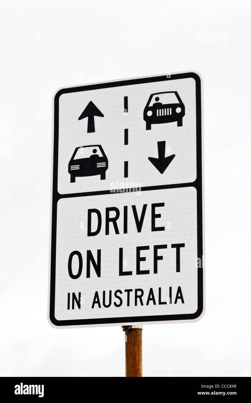 Panneau routier indiquant véhicules circulent sur la gauche en Australie. Banque D'Images