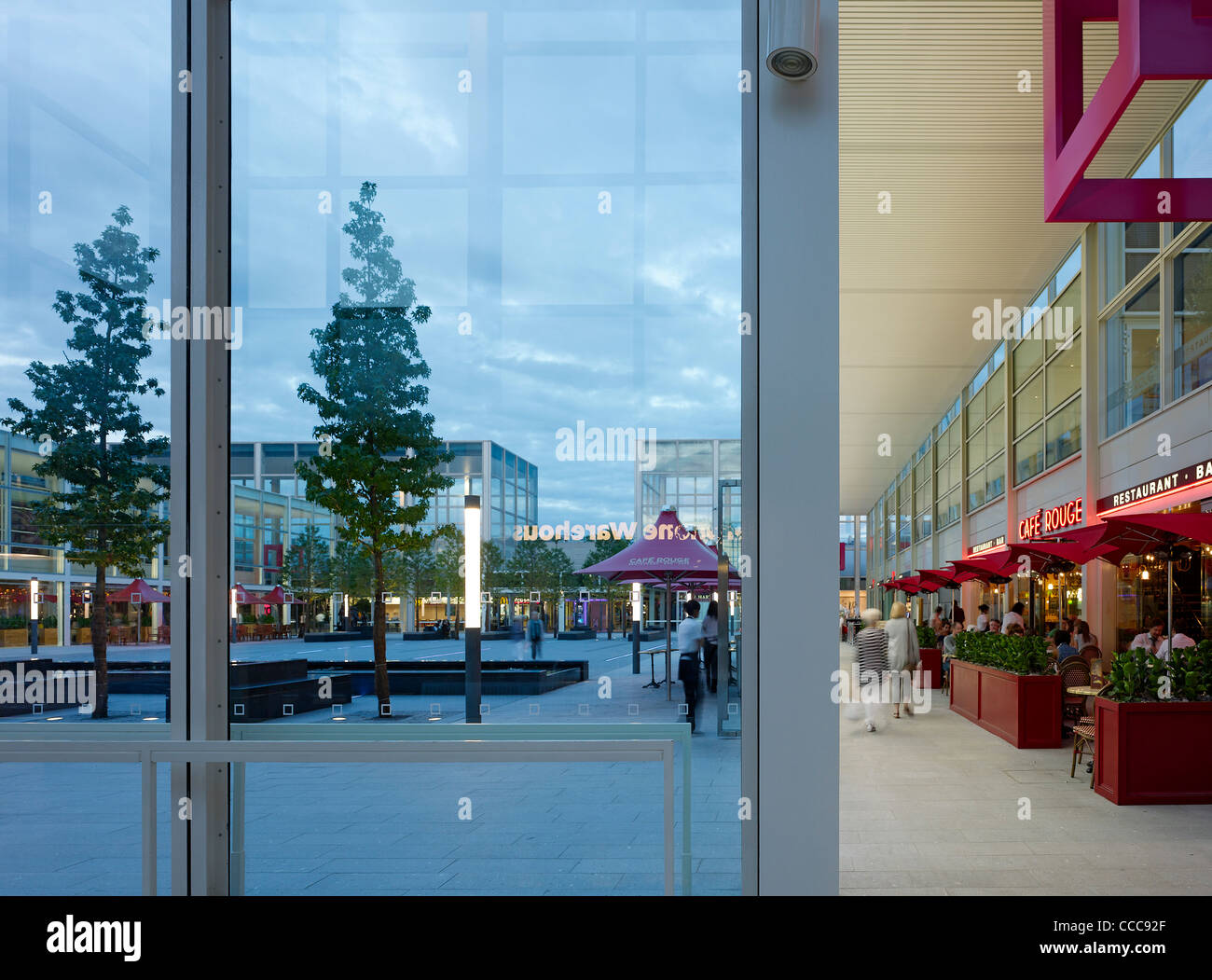 Queens Court est un espace public ouvert externe qui fait partie de Milton Keynes ? Immeuble commercial central appelé thecentre:Mk. Banque D'Images