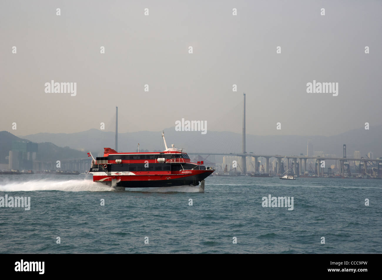 Madère Macau Ferry hydroptère traverse la baie Belcher dans le port de Victoria à l'avant du pont Stonecutters hong kong région administrative spéciale de Chine Banque D'Images