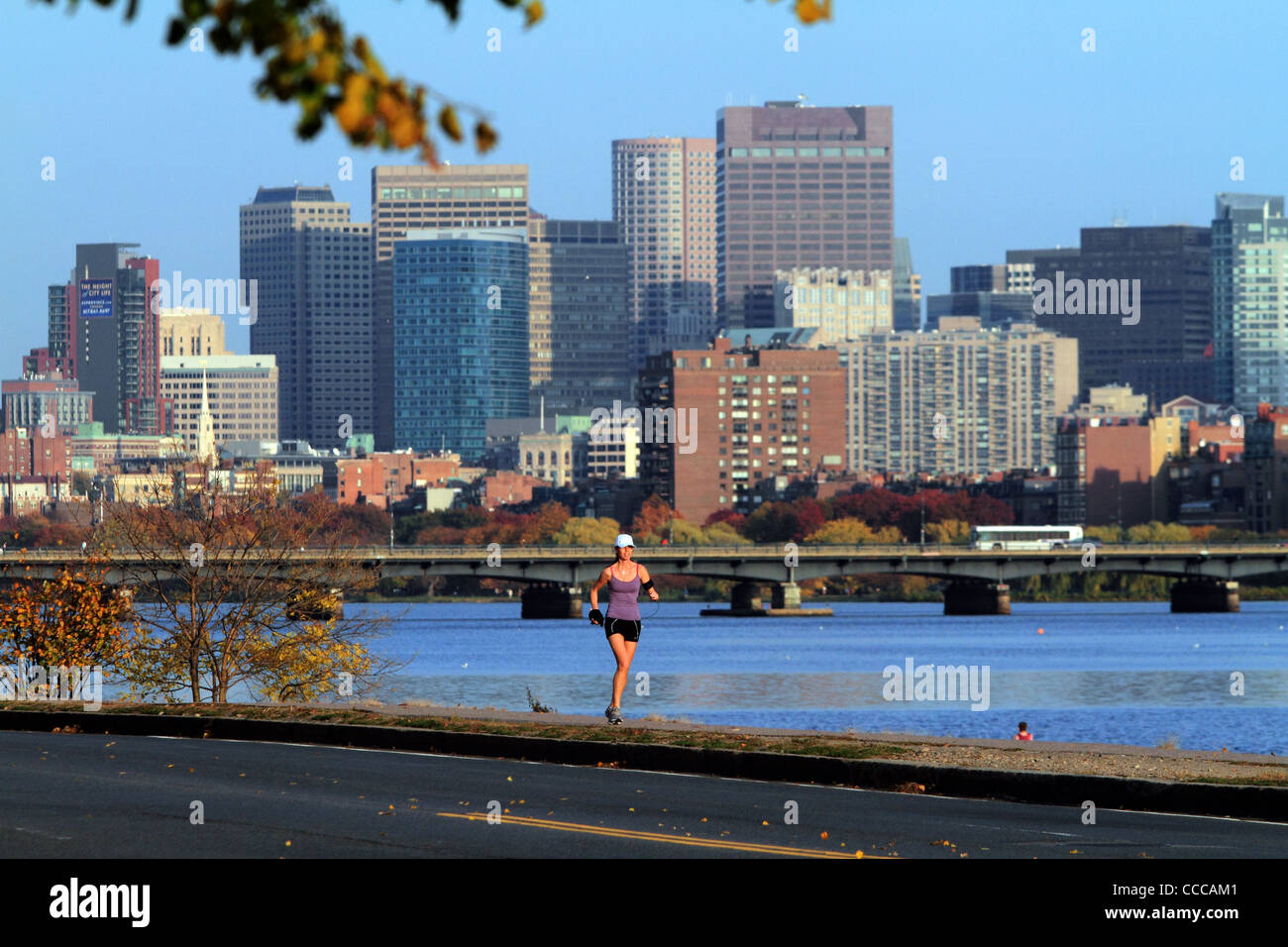 Female jogger passe près du pont de Harvard le long de Charles River entre Boston et Cambridge, Massachusetts, octobre 2010. Banque D'Images