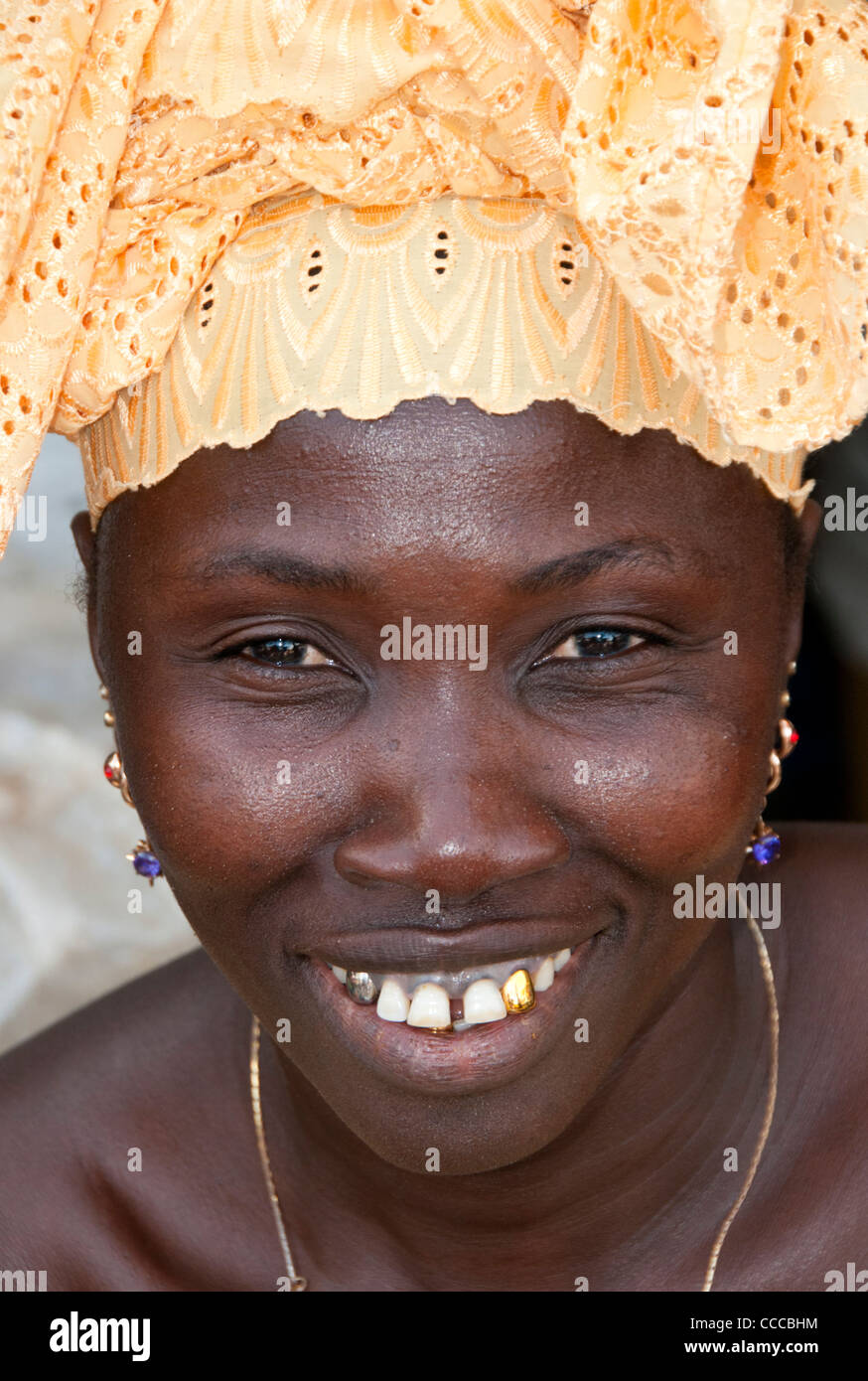 Portrait d'un commerçant du marché local femme gambienne, marché à Serrekunda, Gambie, Afrique de l'Ouest Banque D'Images