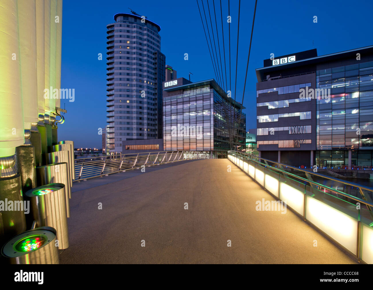 Passerelle Media City et BBC Studios de MediaCityUK la nuit, Salford, Greater Manchester, Angleterre, RU Banque D'Images
