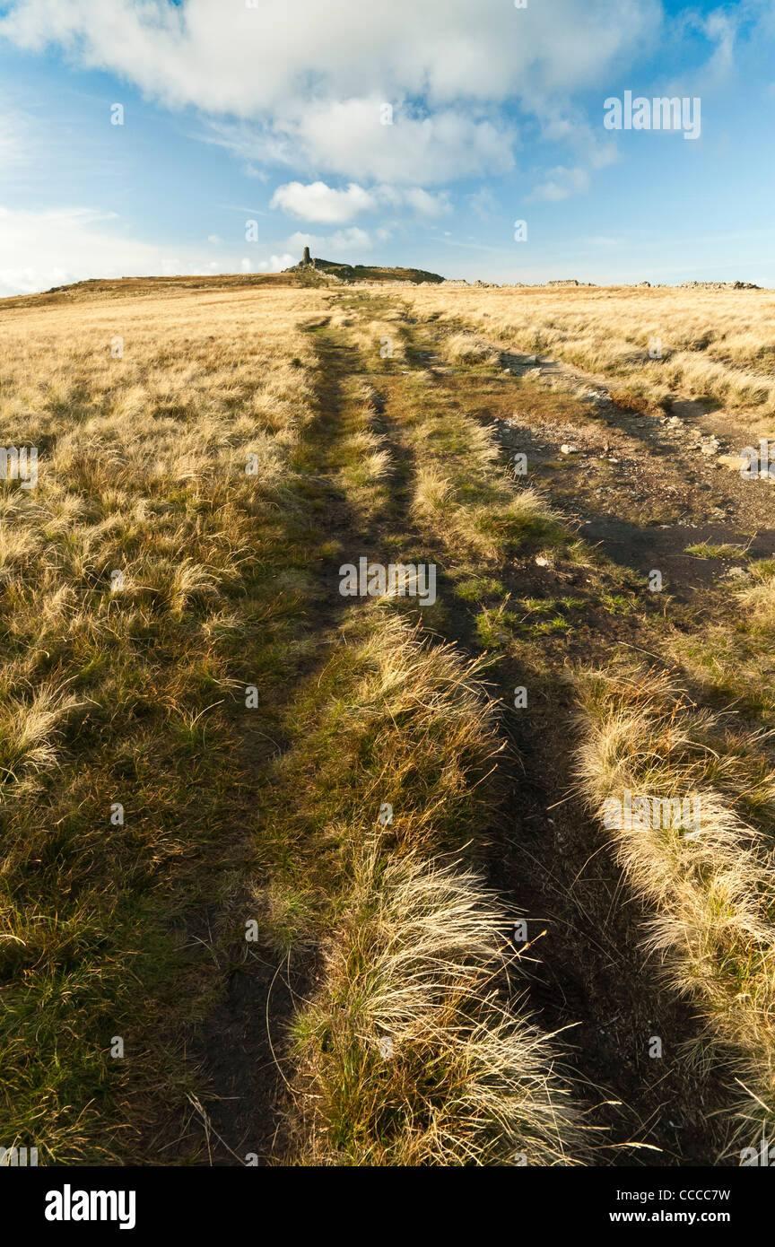 Sommet des 'High Street' dans la Cumbrie collines avec vue sur un très grand cairn. Banque D'Images