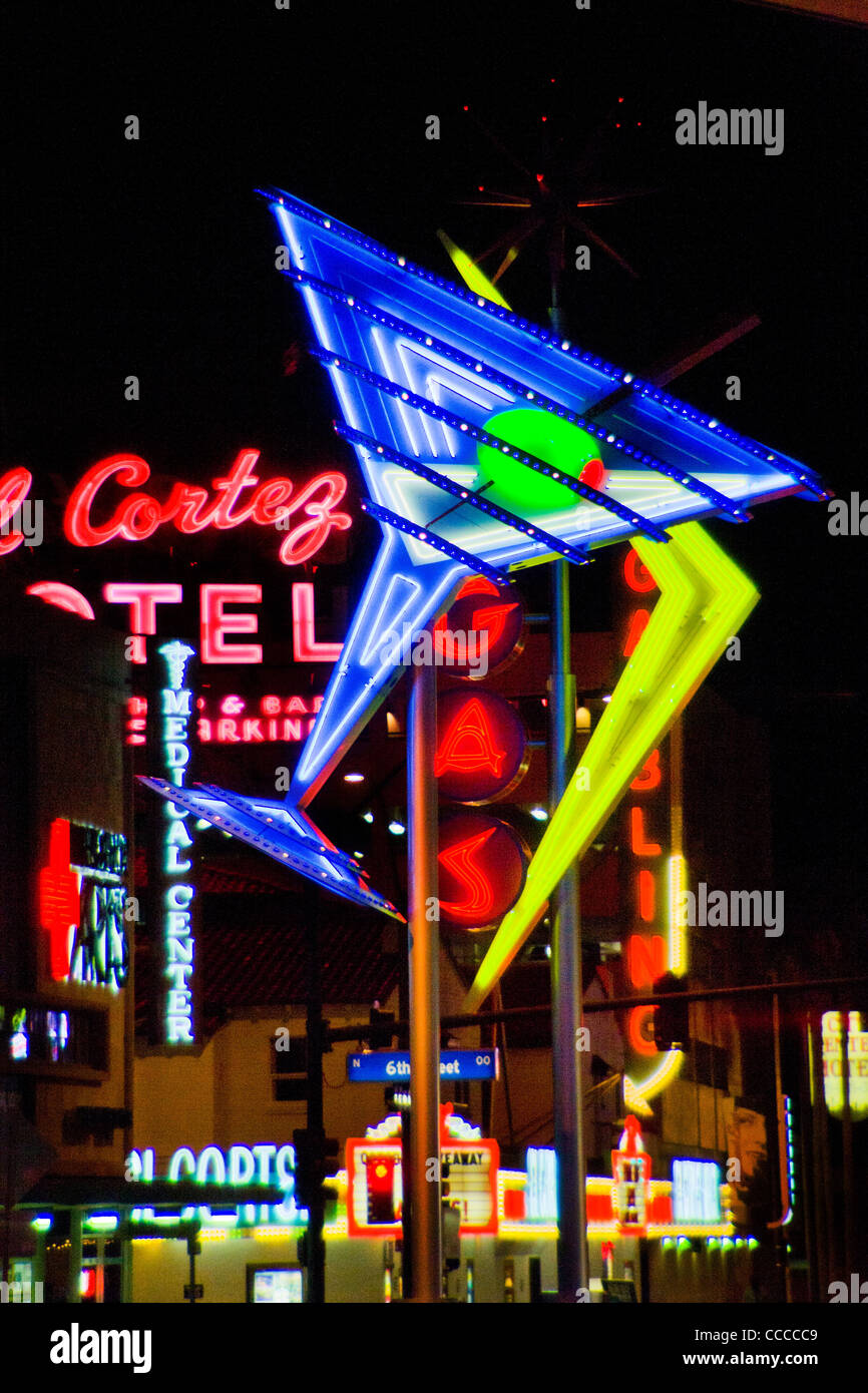 Un verre de martini géant en néon bleu décore dans Fremont Street Las Vegas, NV, une partie de l'enseigne au néon "Fremont Street Experience". Banque D'Images