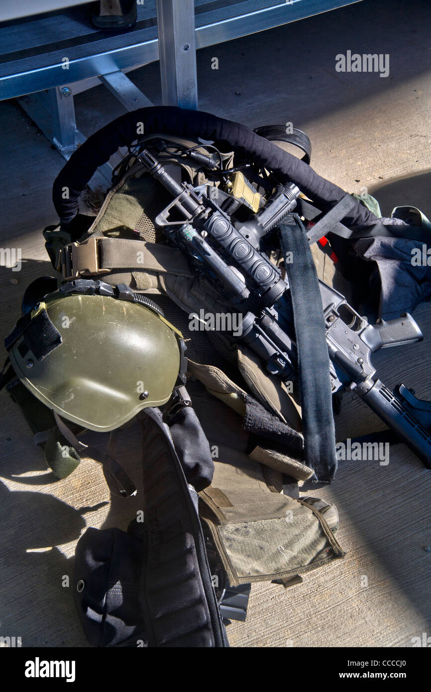 Un FBI SWAT (Special Weapons and Tactics) l'équipement de l'équipe est prête pour une séance d'essai à un 'Live Fire tuer House' en CA. Banque D'Images