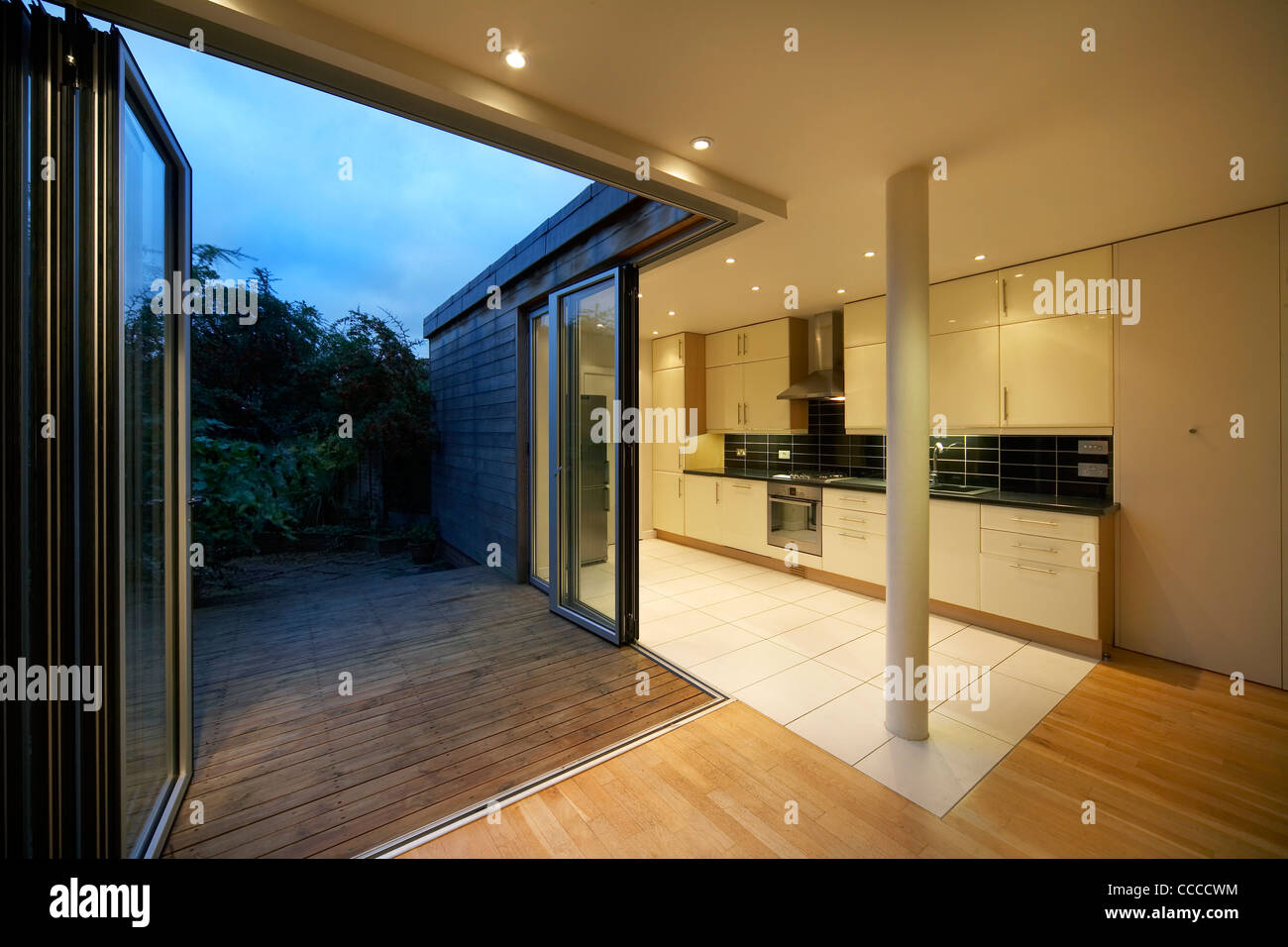 Maison privée ARCHICRAFT ROB MATHISON SOUTH WOODFORD LONDON UK 2009 INTERIOR SHOT MONTRANT L'ÉLÉGANCE DE L'OPEN PLAN Banque D'Images