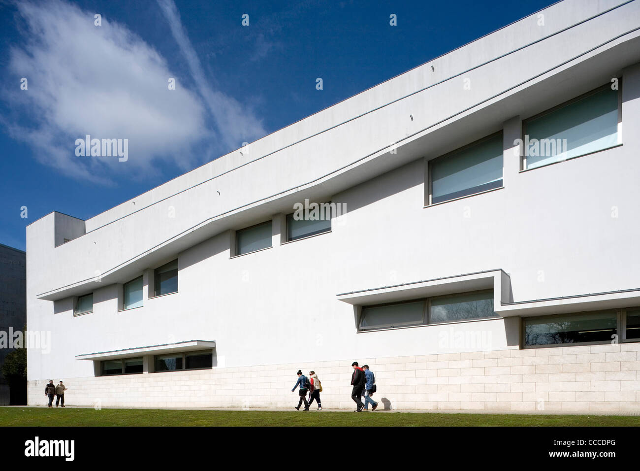 Faculté des sciences DES MÉDIAS UNIVERSITÉ DE SANTIAGO DE COMPOSTELA ESPAGNE 2001 Alvaro Siza axe est-ouest avec la façade de l'IMMEUBLE EN Banque D'Images