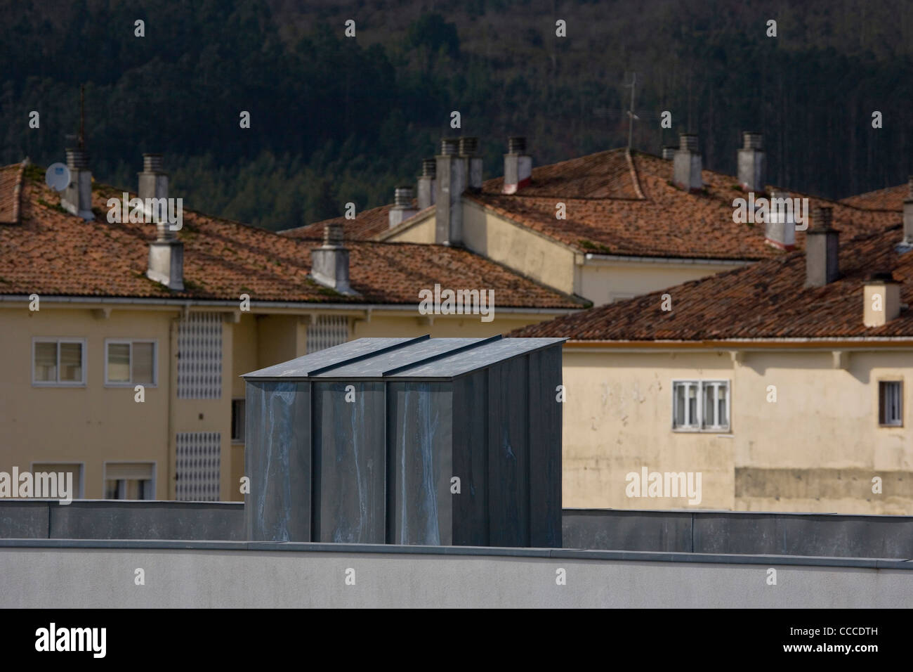 Faculté des sciences DES MÉDIAS UNIVERSITÉ DE SANTIAGO DE COMPOSTELA ALVARO SIZA ESPAGNE 2001 VOIR DES TOITS Banque D'Images