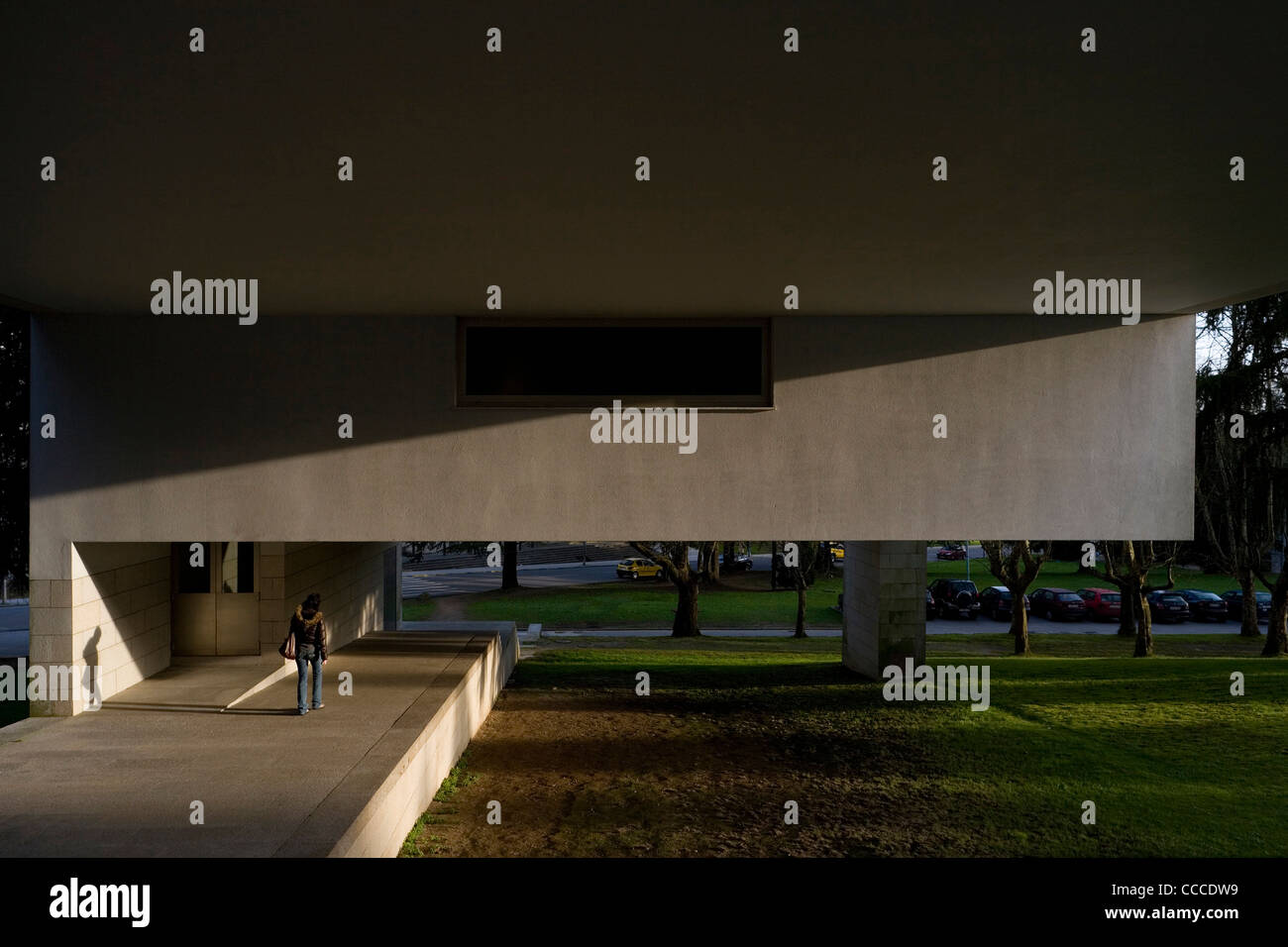 Faculté des sciences DES MÉDIAS UNIVERSITÉ DE SANTIAGO DE COMPOSTELA ALVARO SIZA ESPAGNE 2001 VUE DE L'ENTRÉE DE LA RAMPE ET UN lit à baldaquin Banque D'Images