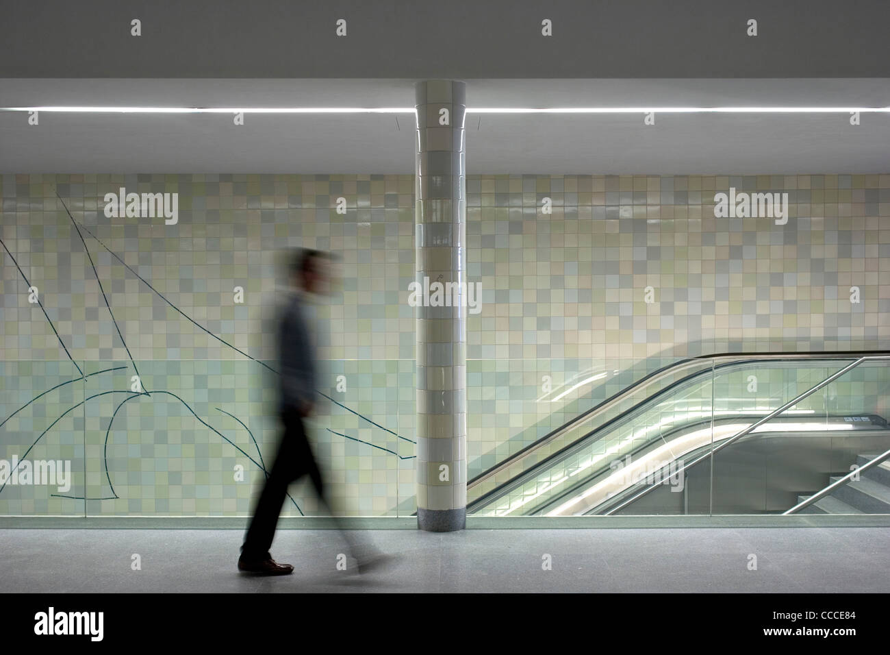 La station de métro Sao Bento do Porto Porto 2005 Alvaro Siza VUE GRAPHIQUE DES DÉMÉNAGEMENT PASSAGER EN AVANT DU MUR CARRELÉ glacé avec Escalator Banque D'Images