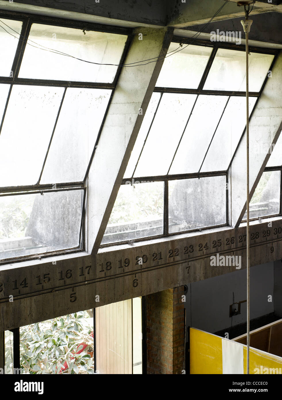 L'école d'architecture de l'université cept-design studio avec l'échelle appuyée dans le mur Banque D'Images