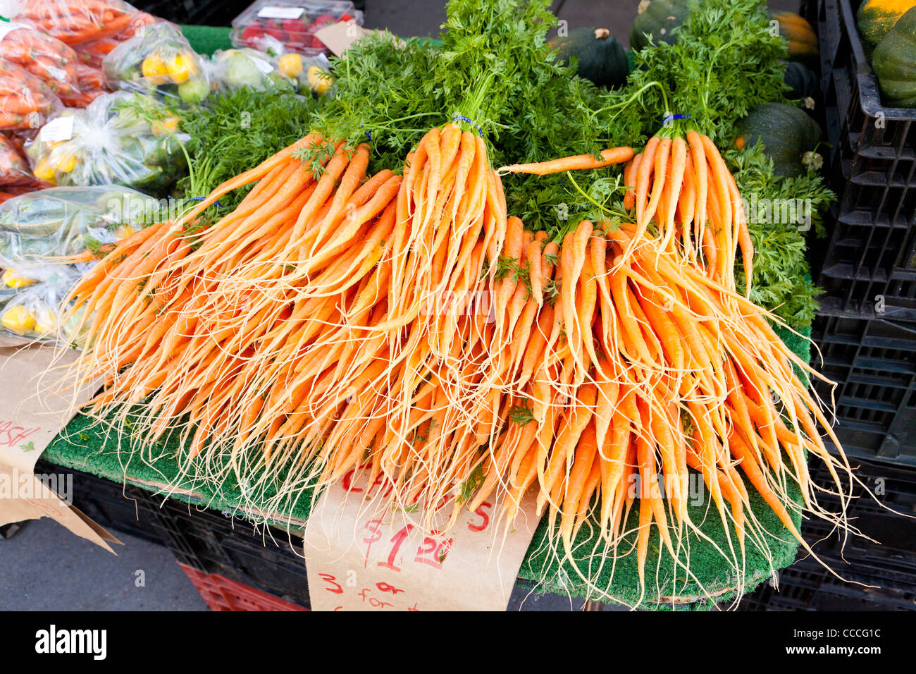 Bouquets de carottes bio au marché agricole local - San Francisco, California USA Banque D'Images