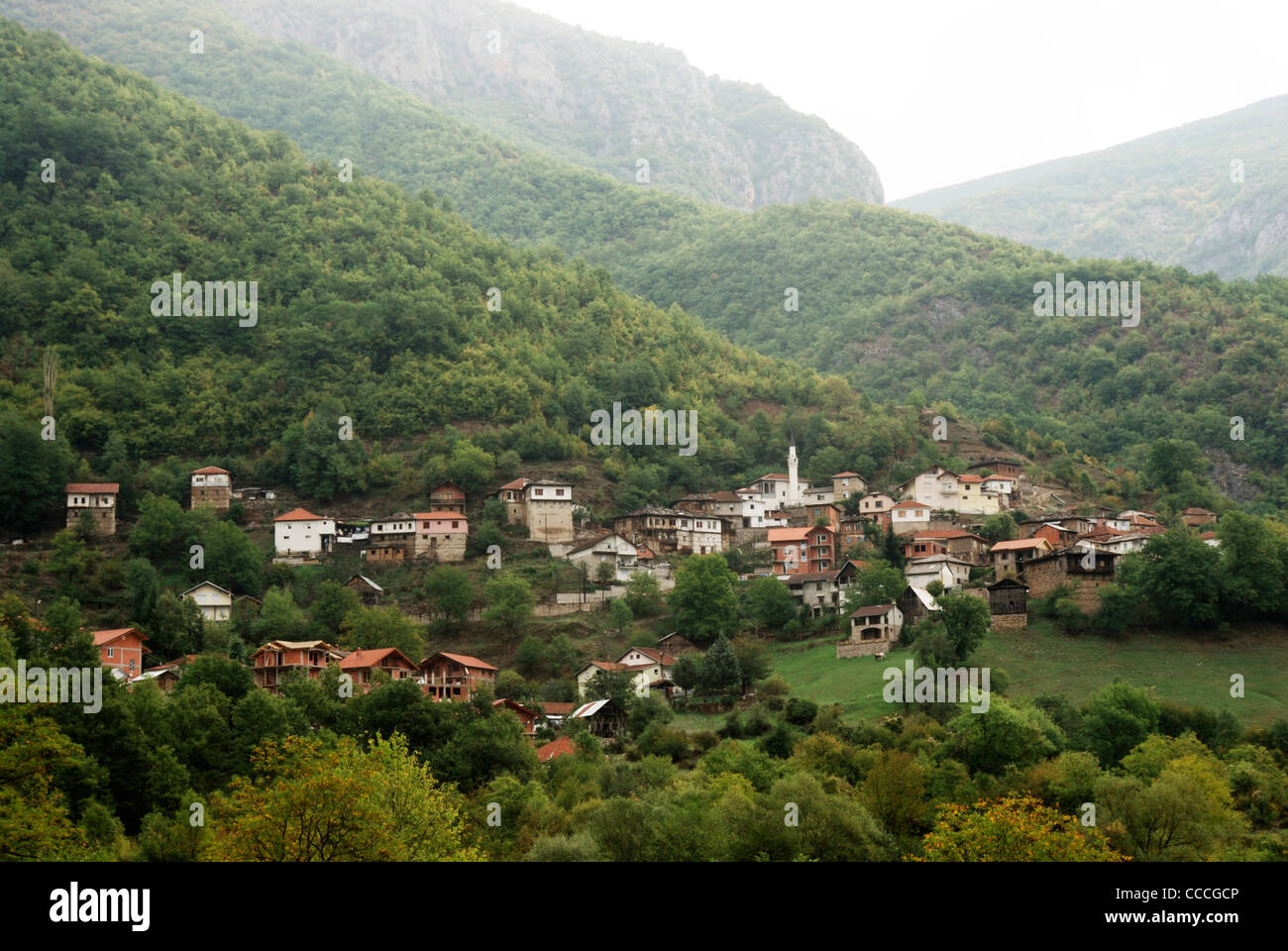 Petit village dans le parc national de Mavrovo, sur la route de Debar.Macédoine Banque D'Images