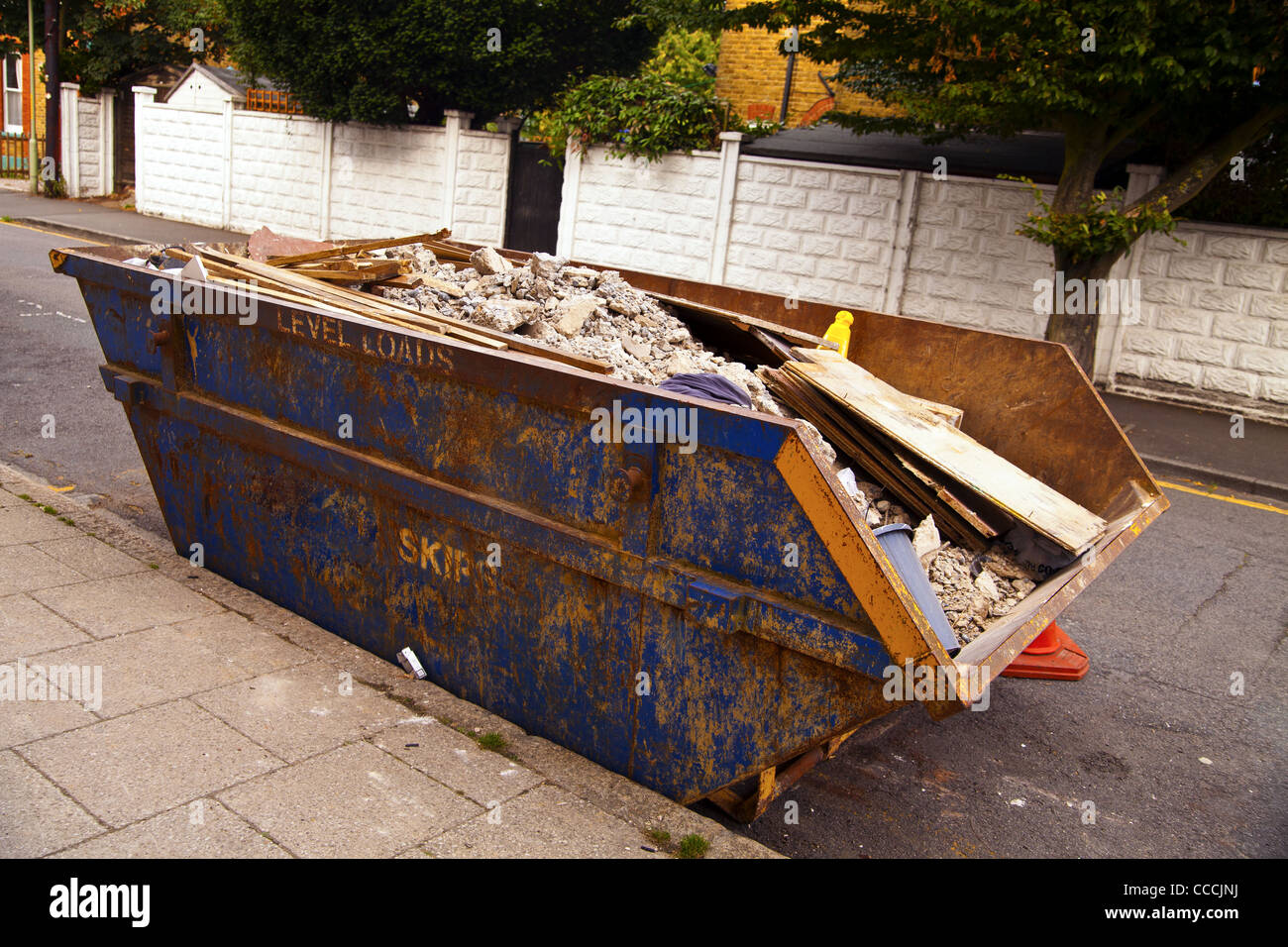 Un plein de déchets skip Banque D'Images