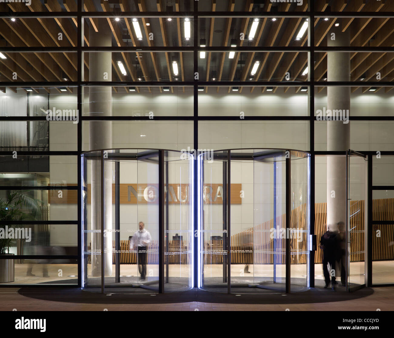 Hall d'entrée du bureau de Watermark Place, occupé par Nomura. L'architecture par Fletcher Priest et l'éclairage par Waterman Banque D'Images