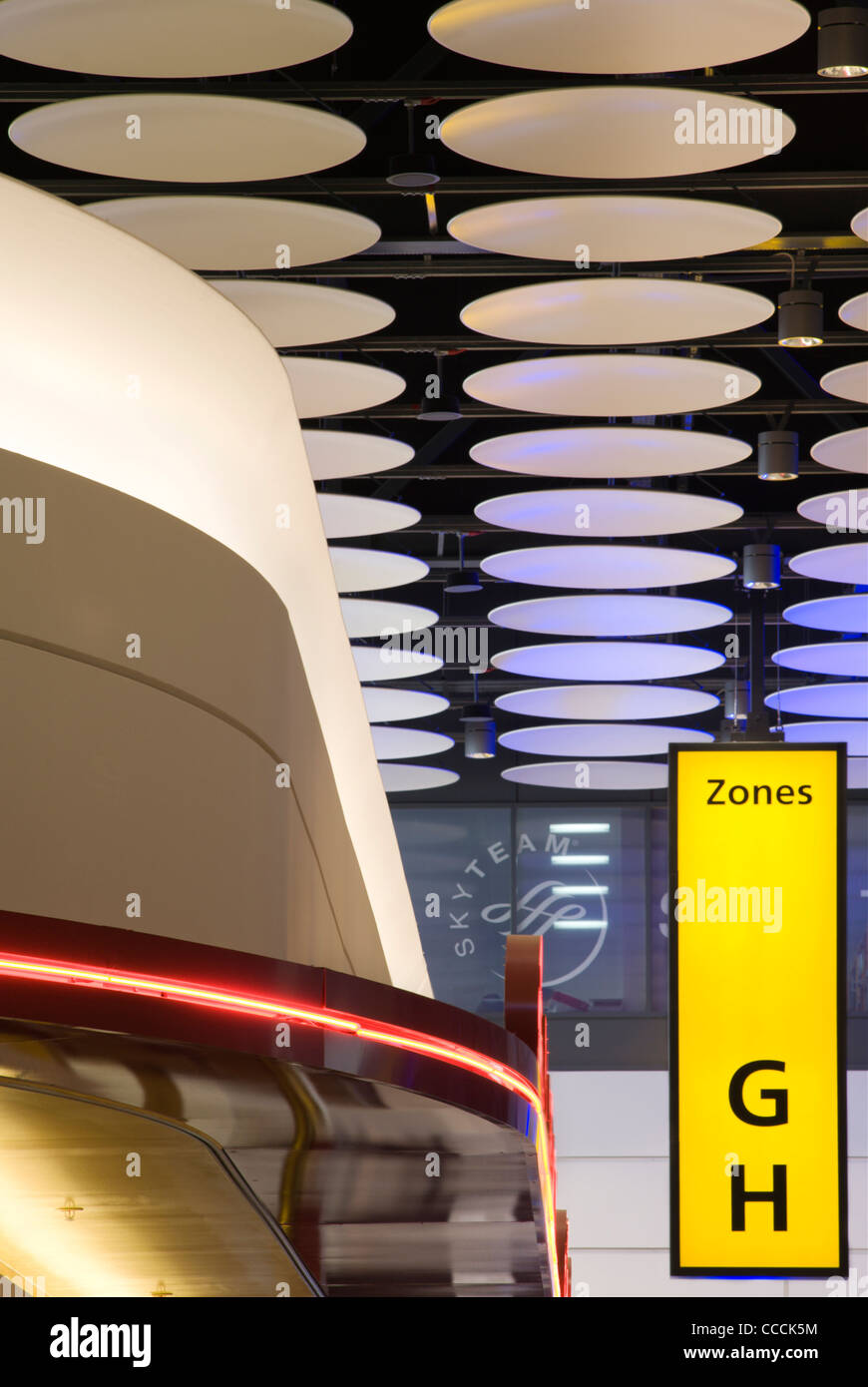 Heathrow Terminal 4 départs a été transformé au moyen d'une combinaison de la conception de l'éclairage architectural et de produire un Banque D'Images