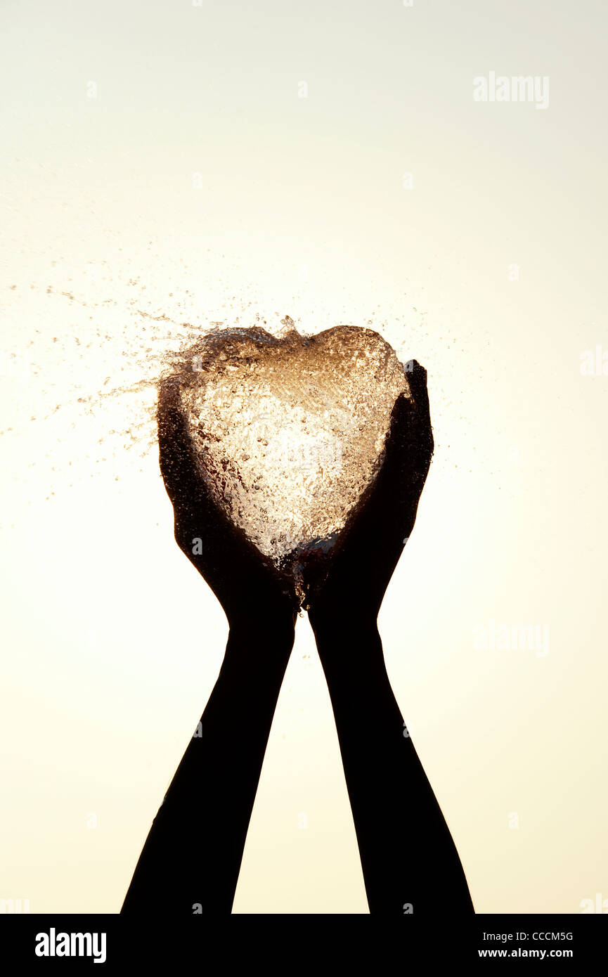 Les filles indiennes hands holding a water balloon burst Banque D'Images