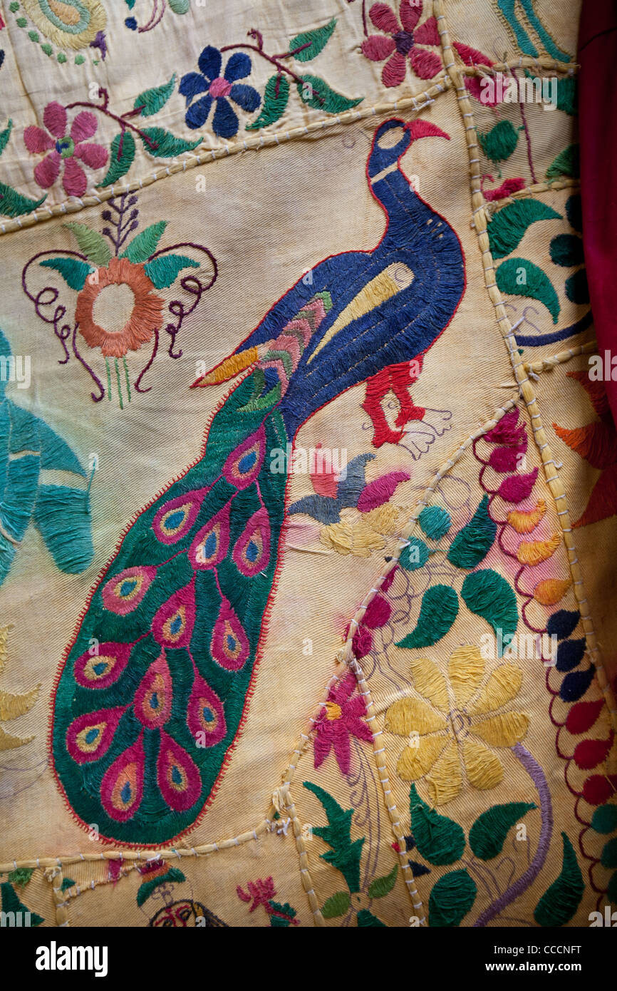 Détails de textiles, représentant des paons et perroquets, à Jodhpur, au Rajasthan, Inde Banque D'Images