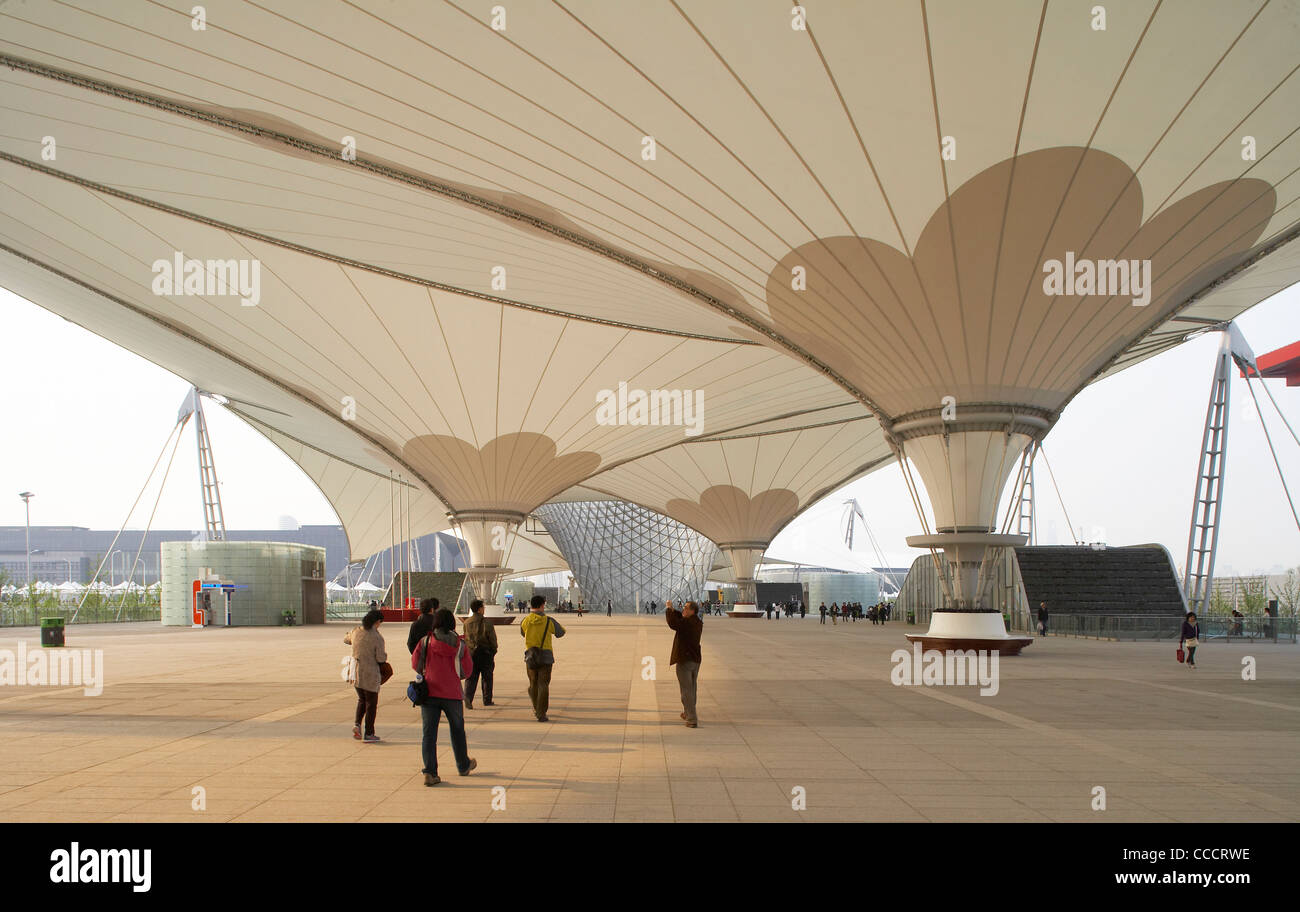 World Expo 2010 Shanghai Chine. Vue générale de l'extérieur sous une grande toile Canopy Shanghai architecte inconnu Banque D'Images