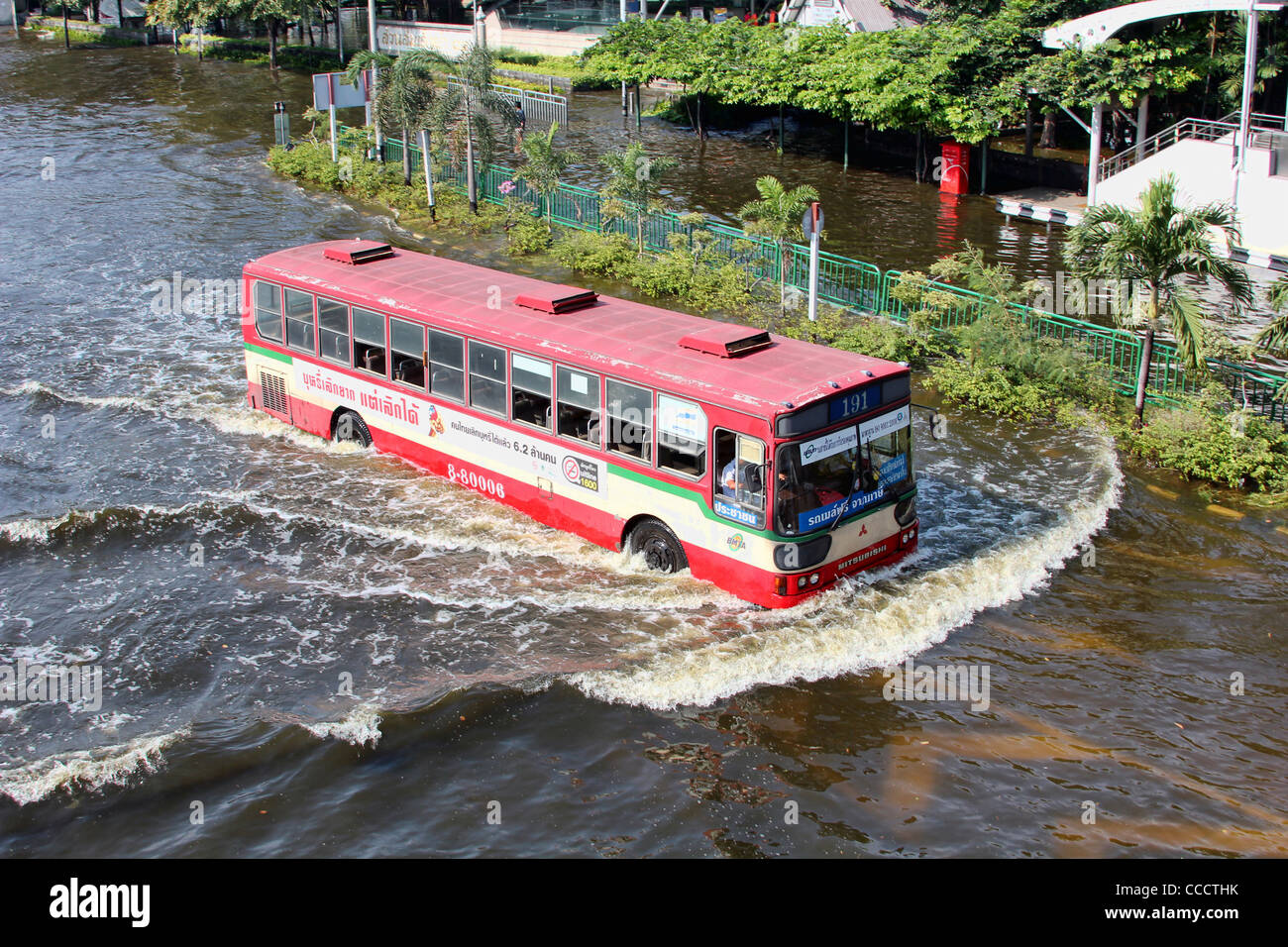 Le bus rouge en vagues Ladprao Bangkok | Inondations | Novembre 2011 Banque D'Images