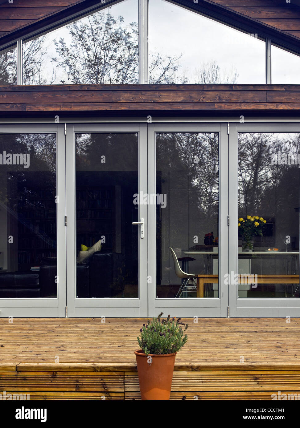 Cette habitation unique Bungalow est situé sur un grand terrain en pente entre Canal et chemin de fer avec le fond du jardin Banque D'Images