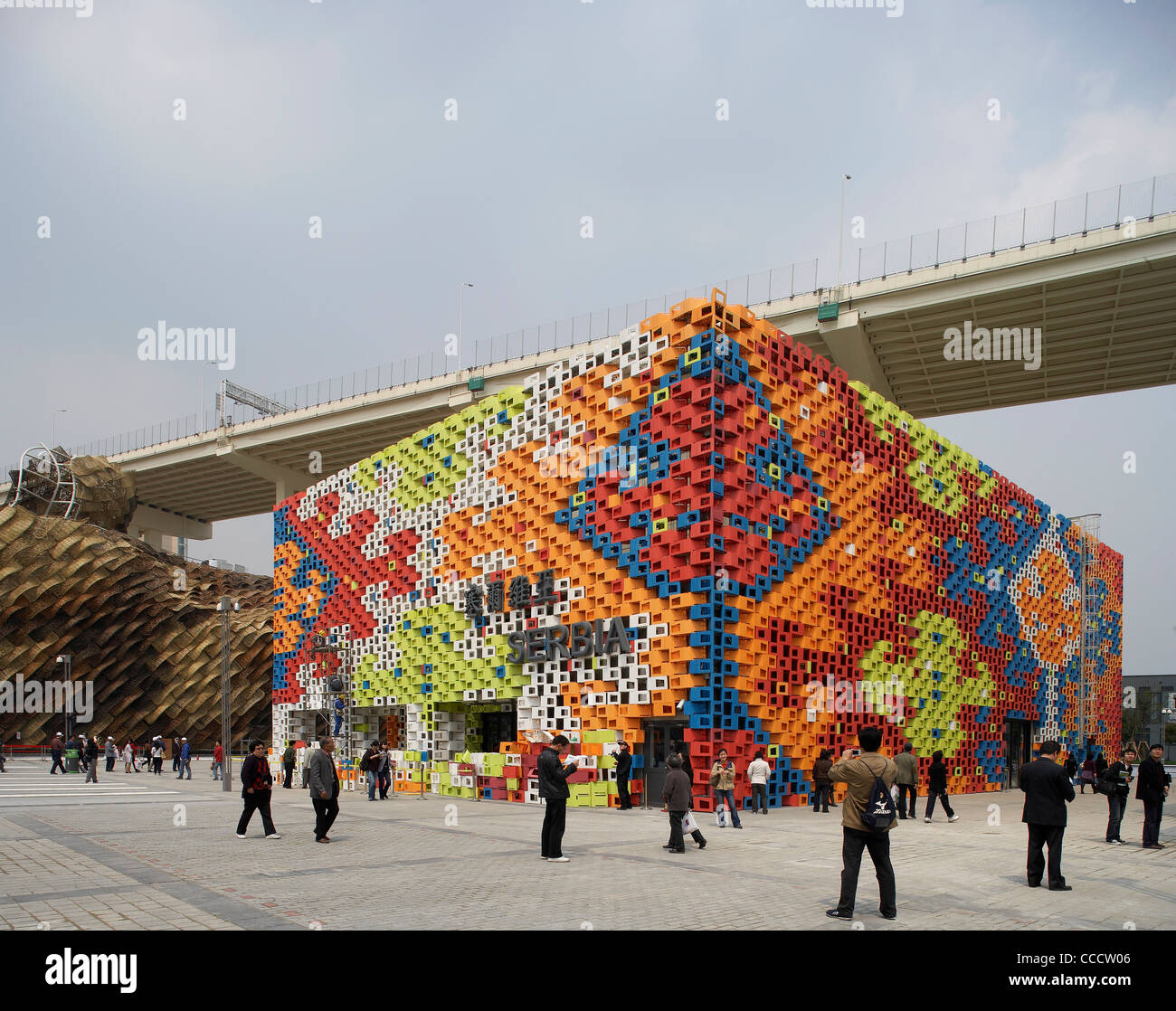 La Chine. Vue extérieure de la structure montrant son design coloré sur la base d'un tissage de tapis traditionnels serbes' Banque D'Images