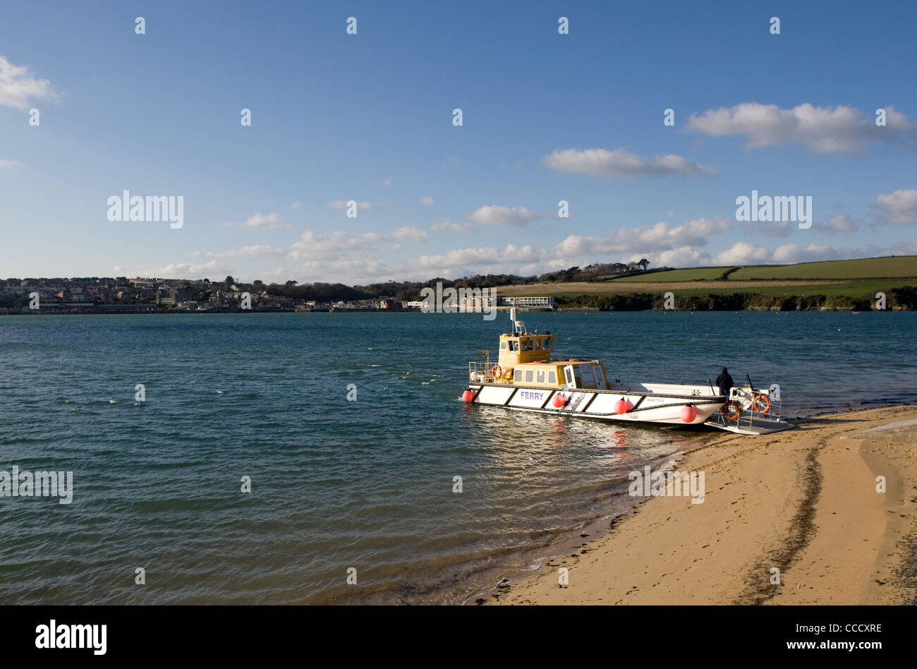 Le Rock à Padstow de passagers arrive à la plage de Rock, Cornwall sur une journée ensoleillée winters Banque D'Images