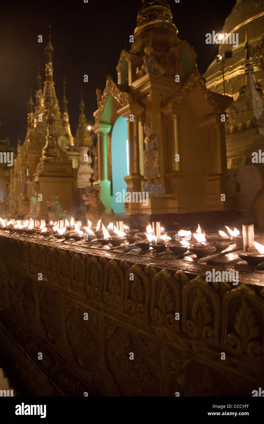 Le plus grand temple bouddhiste de la pagode Shwedagon à prier avec éclairage de nuit, les gens bouddhistes Rangoon, Birmanie. Banque D'Images