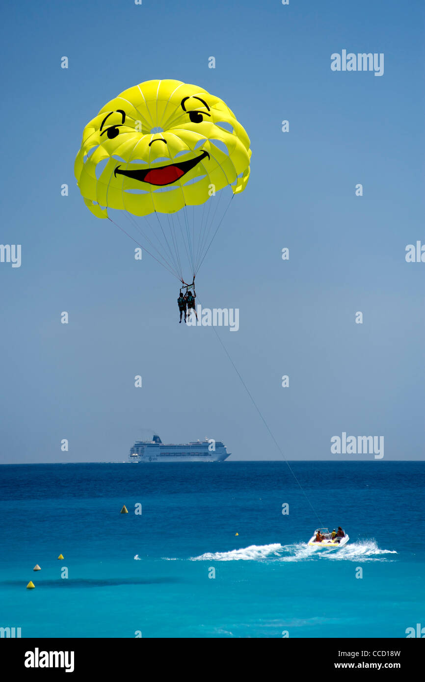 Smiley face à la motomarine dans la Baie des Anges à Nice, sur la côte méditerranéenne dans le sud de la France. Banque D'Images