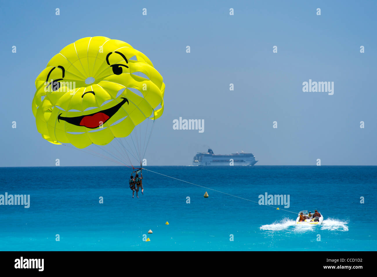 Smiley face à la motomarine dans la Baie des Anges à Nice, sur la côte méditerranéenne dans le sud de la France. Banque D'Images