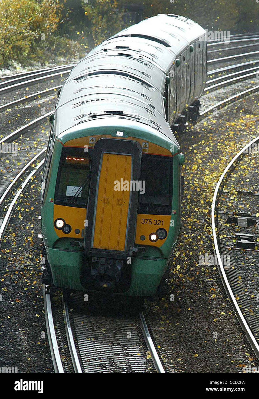 Feuilles sur une ligne de chemin de fer. Banque D'Images