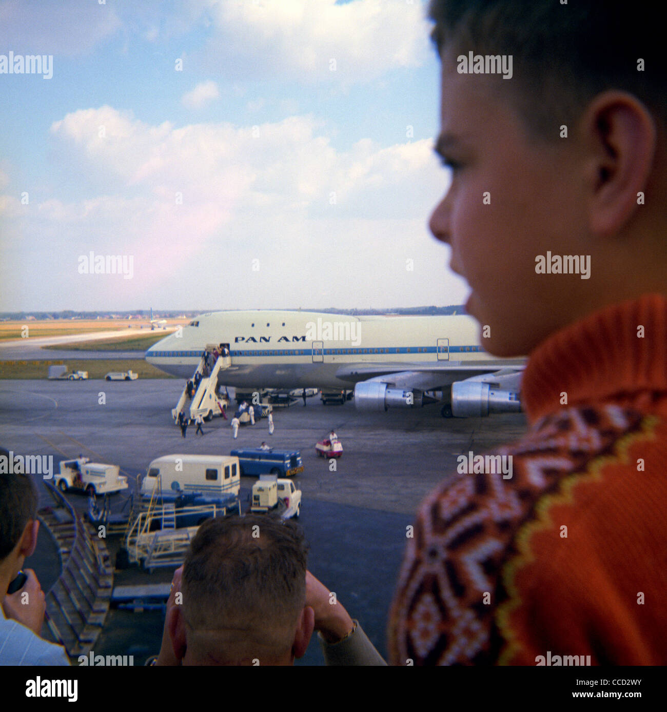 Un garçon de 10 ans regarde le premier Pan Am Clipper Boeing 747 qui a atterri à l'aéroport de Bruxelles le 6 septembre 1970. Banque D'Images
