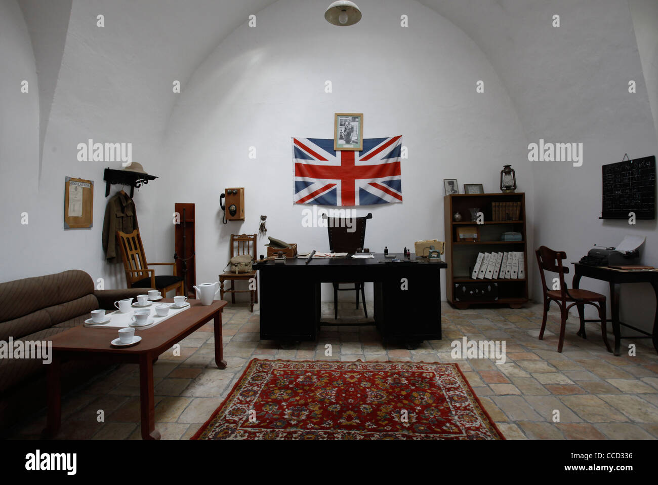 Le drapeau britannique pendu à la directrice de l'office de secrétariat et dans le musée de prisonniers souterrain qui raconte l'histoire de l'Underground des combattants qui ont lutté pour l'indépendance de l'état d'Israël situé dans un bâtiment qui a servi de la prison centrale de l'autorités britannique sous le nom de Quartier russe de Jérusalem Israël Banque D'Images