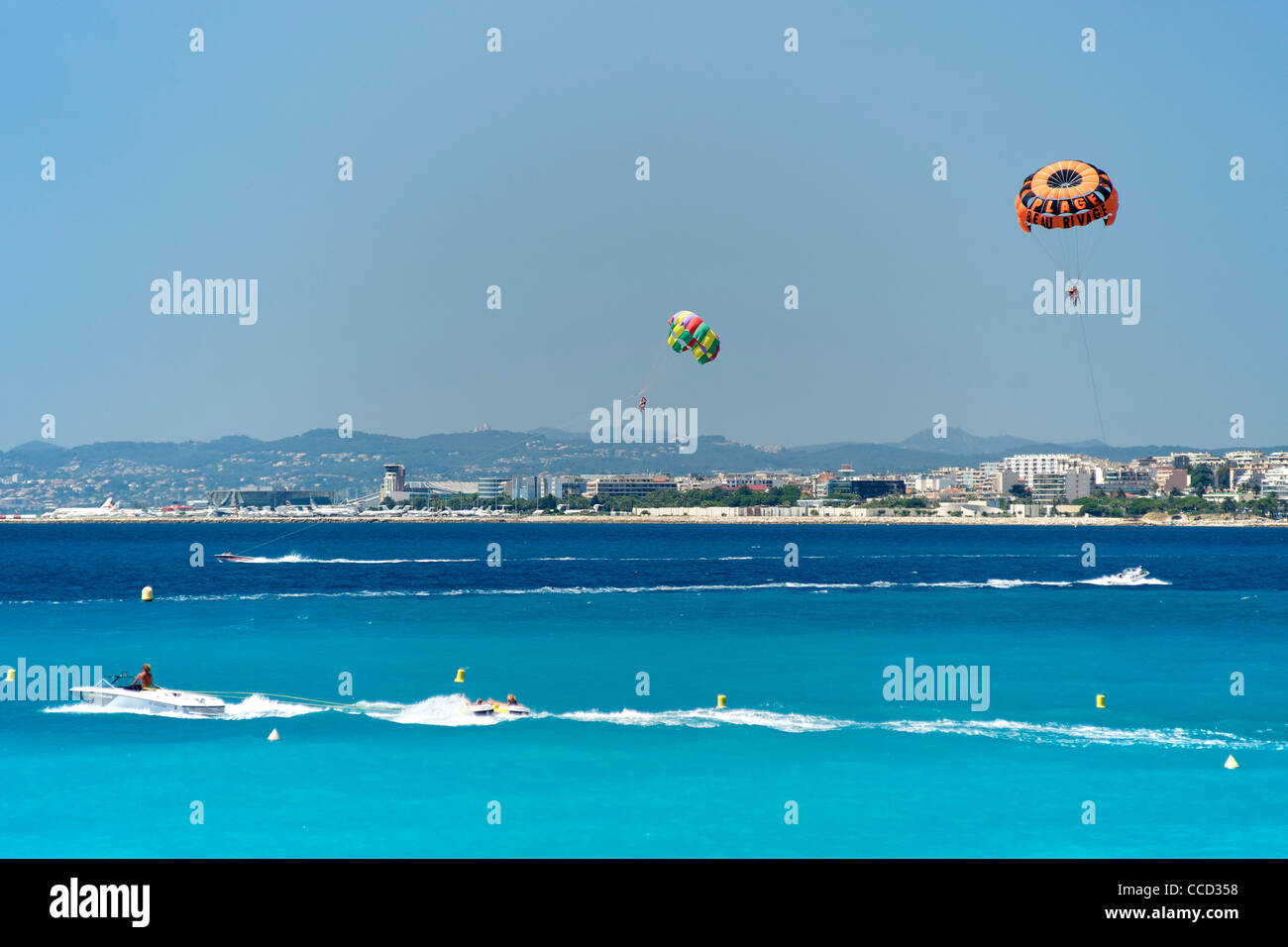 Bateaux à tirant parasailers dans la Baie des Anges à Nice, sur la côte méditerranéenne dans le sud de la France. Banque D'Images