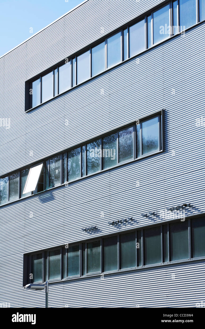 SUFFOLK NEW COLLEGE SHEPPARD ROBSON IPSWICH SUFFOLK UK 2009 UN CLOSE UP SHOT ABSTRAITE EXTÉRIEURE DES FENÊTRES ET FAÇADE GRIS Banque D'Images