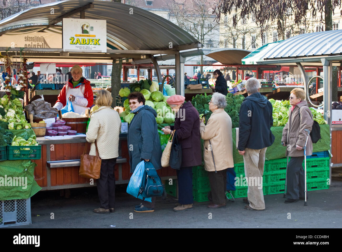 Les clients faisant la queue pour acheter des légumes au marché central de Ljubljana, Slovénie. Banque D'Images