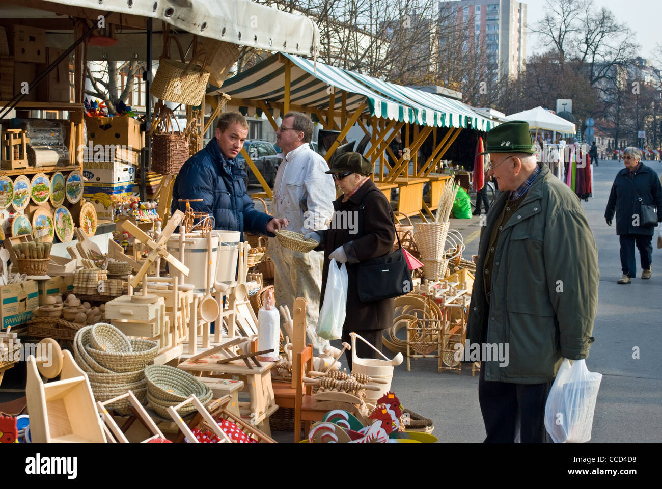 Un vendeur de vendre sa marchandise au marché central de l'artisanat à Ljubljana, Slovénie Banque D'Images