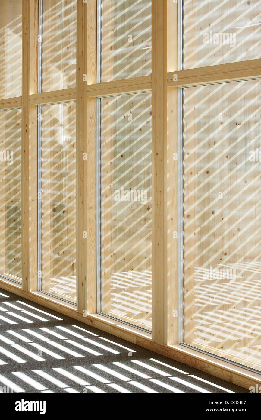 WAINGELS COLLEGE, SHEPPARD ROBSON, Woodley, 2010, détail des cadres de fenêtre en bois avec ombre Banque D'Images