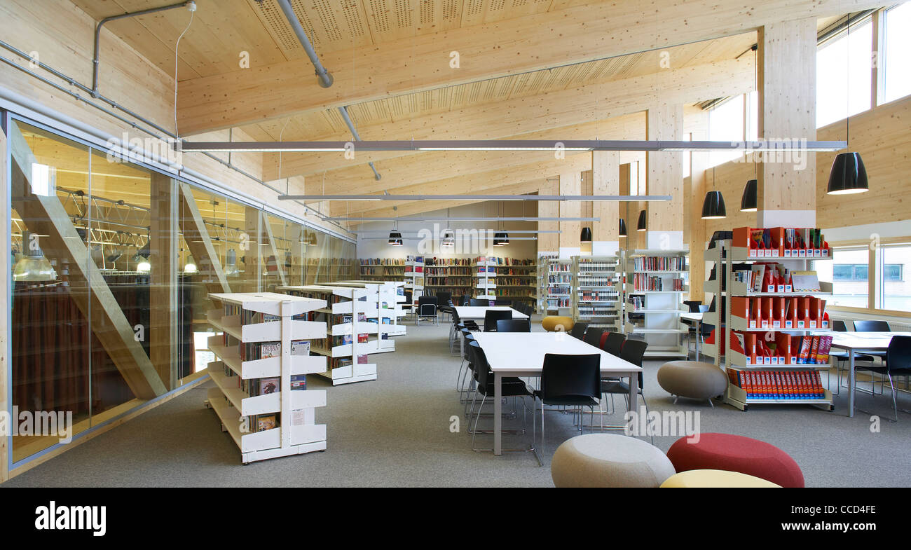 WAINGELS COLLEGE, SHEPPARD ROBSON, Woodley, 2010, l'intérieur du rayonnage avec bibliothèque Banque D'Images